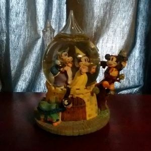 5 musical disney snow globes